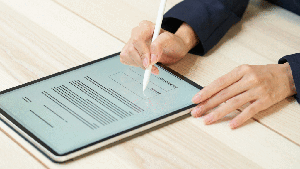 Saudi Labor Law –  Expatriate worker signing employment contract digitally on Qiwa platform in Saudi Arabia
